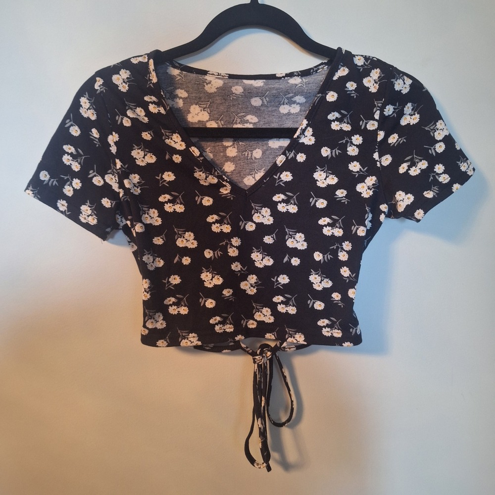 SHEIN Black Daisy Floral V-Neck Tie Back Short Sleeve Crop Top Size Medium US 6